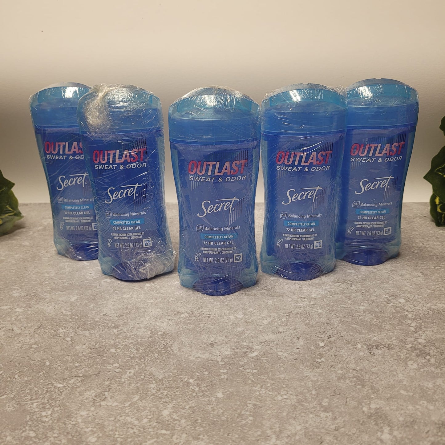 Secret Outlast Clear Gel Antiperspirant & Deodorant – Completely Clean (73g)