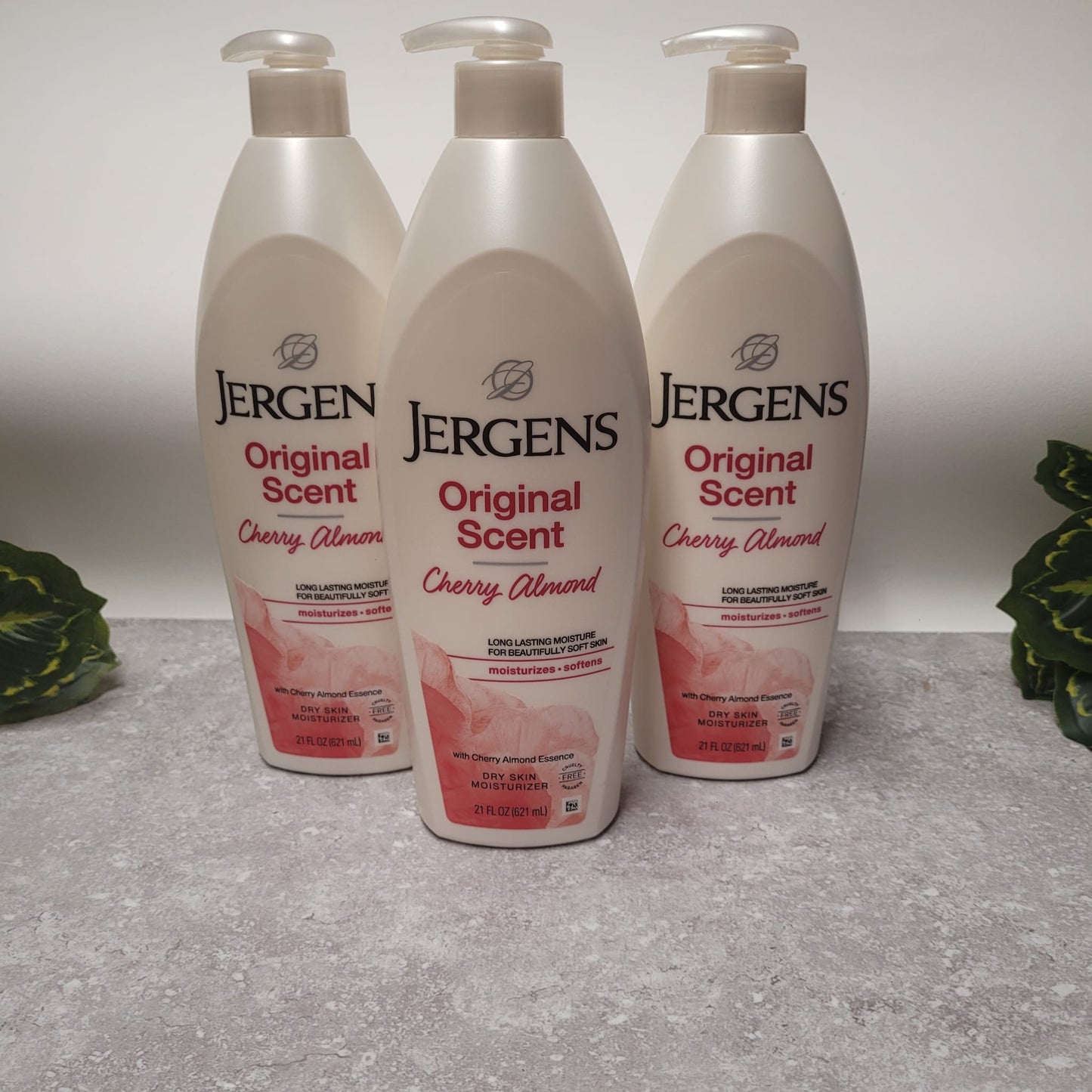 Jergens Cherry Almond Dry Skin Moisturizer 621 ml